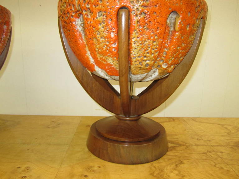Mid-Century Modern Superbe paire de lampes en céramique orange à glaçure de lave épaisse et pieds en bois de noyer en vente