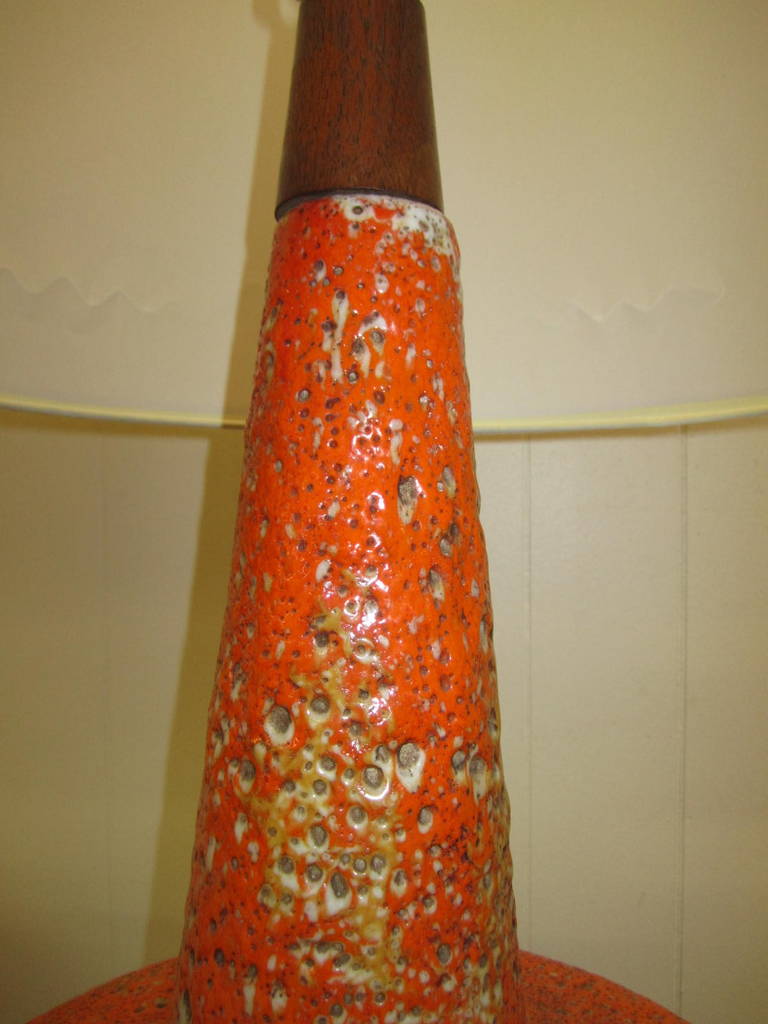 Bois Superbe paire de lampes en céramique orange à glaçure de lave épaisse et pieds en bois de noyer en vente