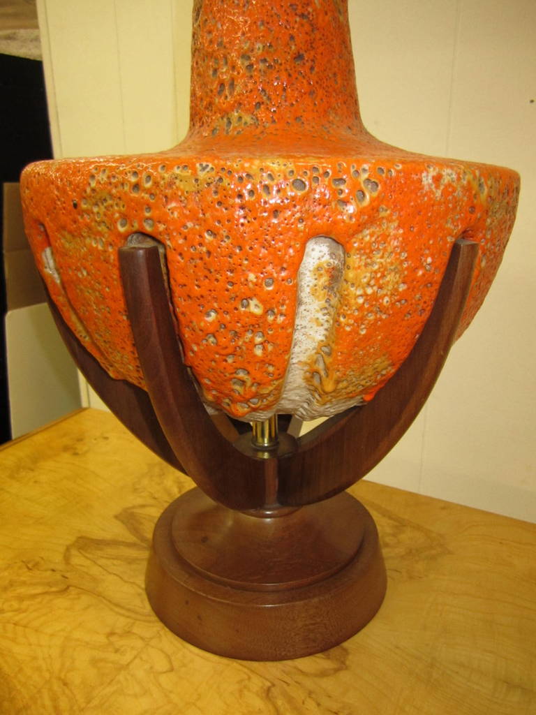 Superbe paire de lampes en céramique orange à glaçure de lave épaisse et pieds en bois de noyer en vente 2