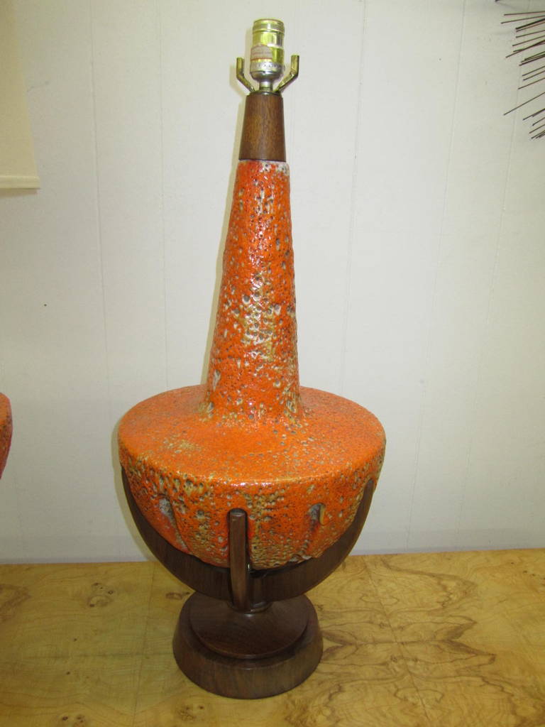 Superbe paire de lampes en céramique orange à glaçure de lave épaisse et pieds en bois de noyer en vente 3