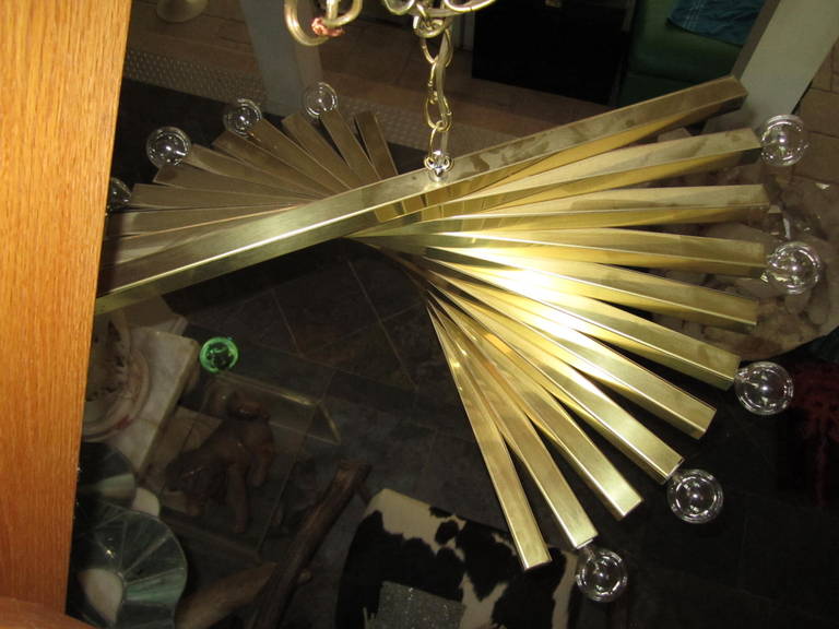 Lampadario a spirale in ottone di Gaetano Sciolari, Italia, circa 1960. Il lampadario è composto da barre quadrate di ottone che formano una spirale parziale. Ci vogliono dieci lampadine. Il corpo del lampadario è alto 11