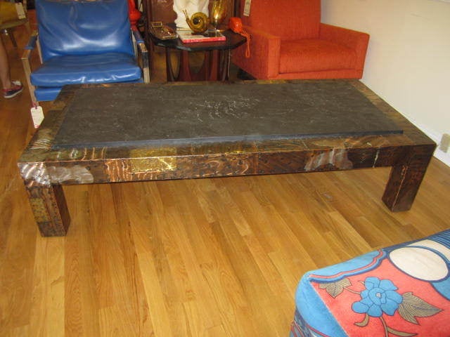 Sehr hübscher Paul Evans Patchwork-Metall-Couchtisch. Die Platte hat ein strukturiertes Stück schweren Schiefers in wunderschönem Vintage-Zustand. Der Sockel besteht aus einer Vielzahl von Metallen, die zu einem erstaunlichen Mosaik aus Farbe und