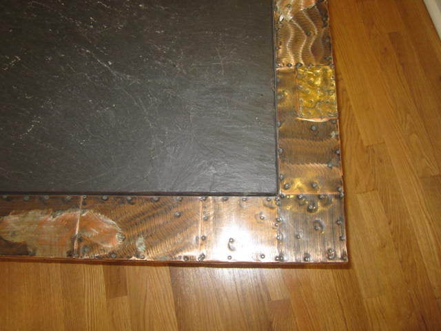 Fabelhafter brutalistischer Metall-Patchwork-Couchtisch von Paul Evans, signiert mit Schieferplatte (Ende des 20. Jahrhunderts) im Angebot