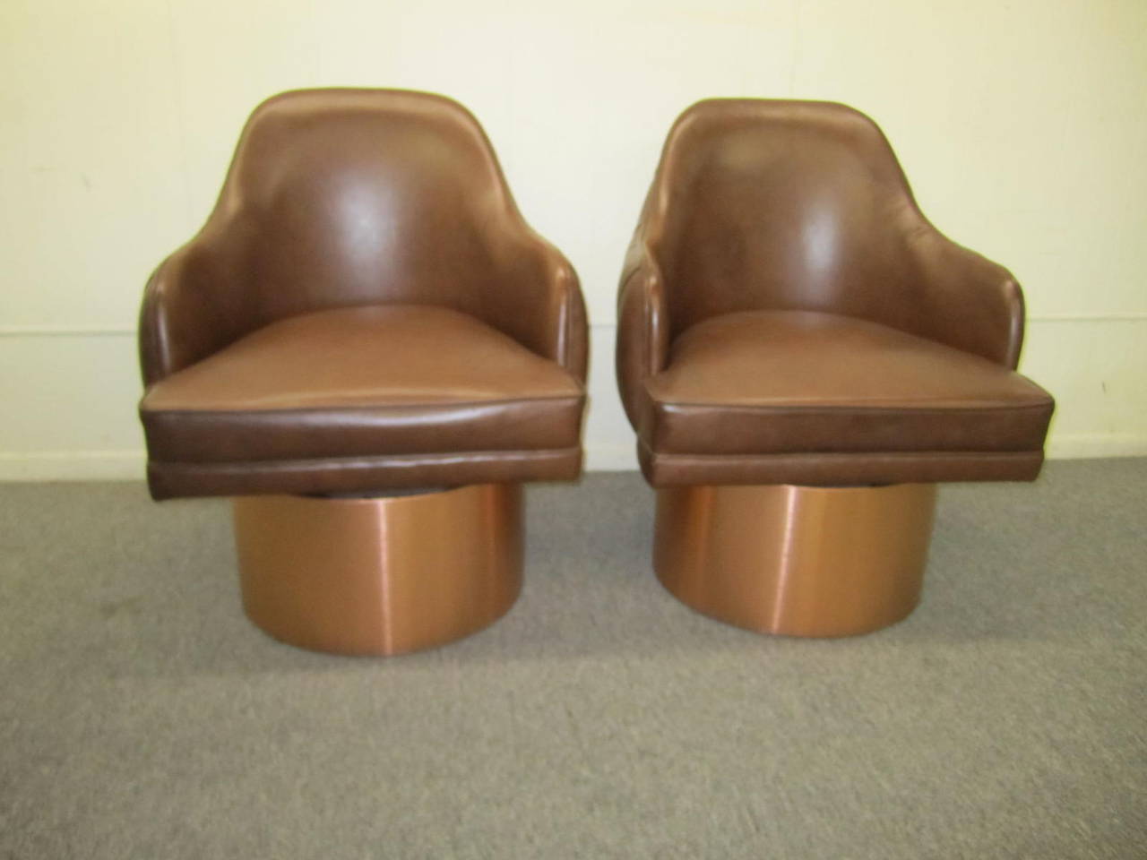 Mid-Century Modern Excellent ensemble de quatre chaises pivotantes en cuir à dossier touffeté de style Milo Baughman en vente