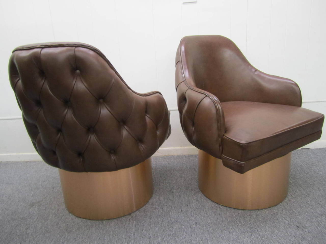 Excellent ensemble de quatre chaises pivotantes en cuir à dossier touffeté de style Milo Baughman en vente 2