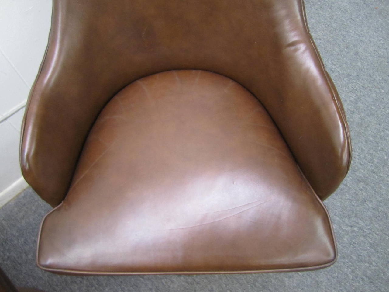 Cuivre Excellent ensemble de quatre chaises pivotantes en cuir à dossier touffeté de style Milo Baughman en vente
