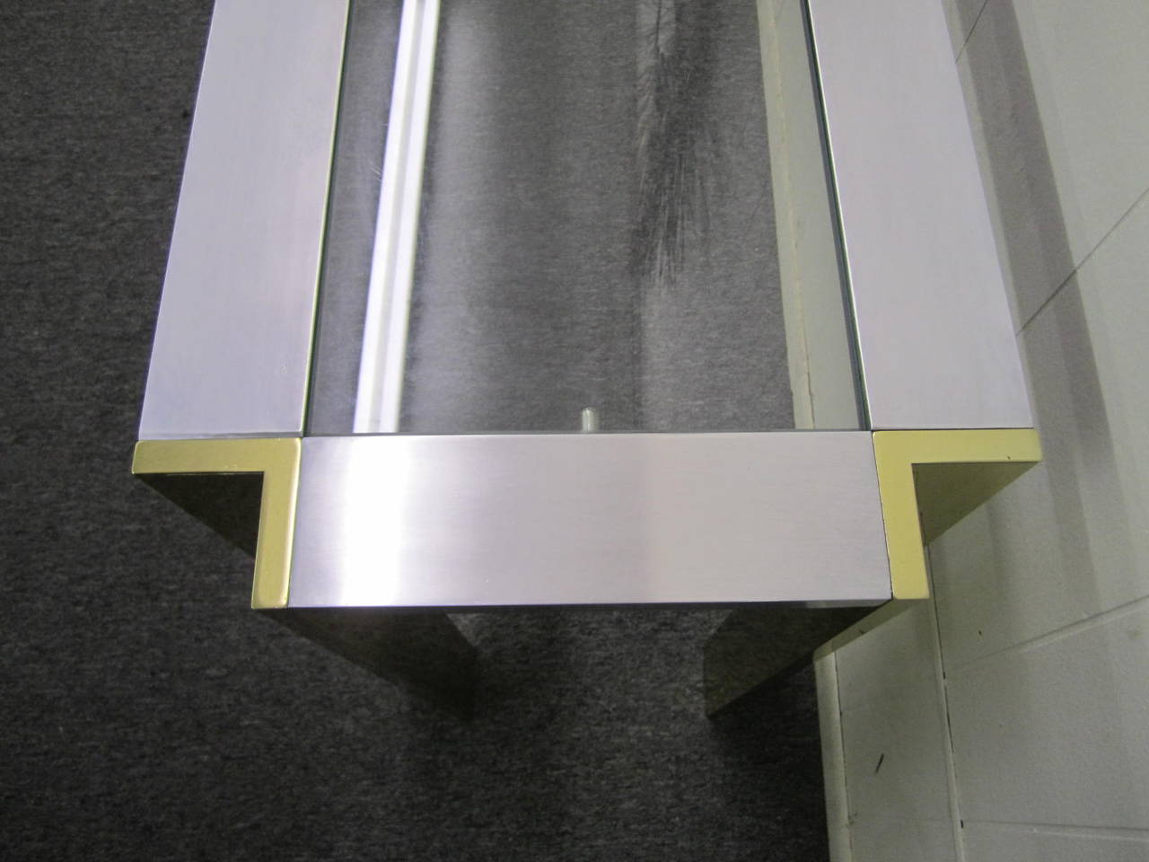 Toller Romeo Rega-Konsolentisch aus gebürstetem Aluminium und Messing. Wir lieben die Verwendung des Aluminiums und des Messings zusammen sehr ungewöhnlich. Der Tisch weist nur leichte Abnutzungserscheinungen mit ein paar leichten Schrammen und