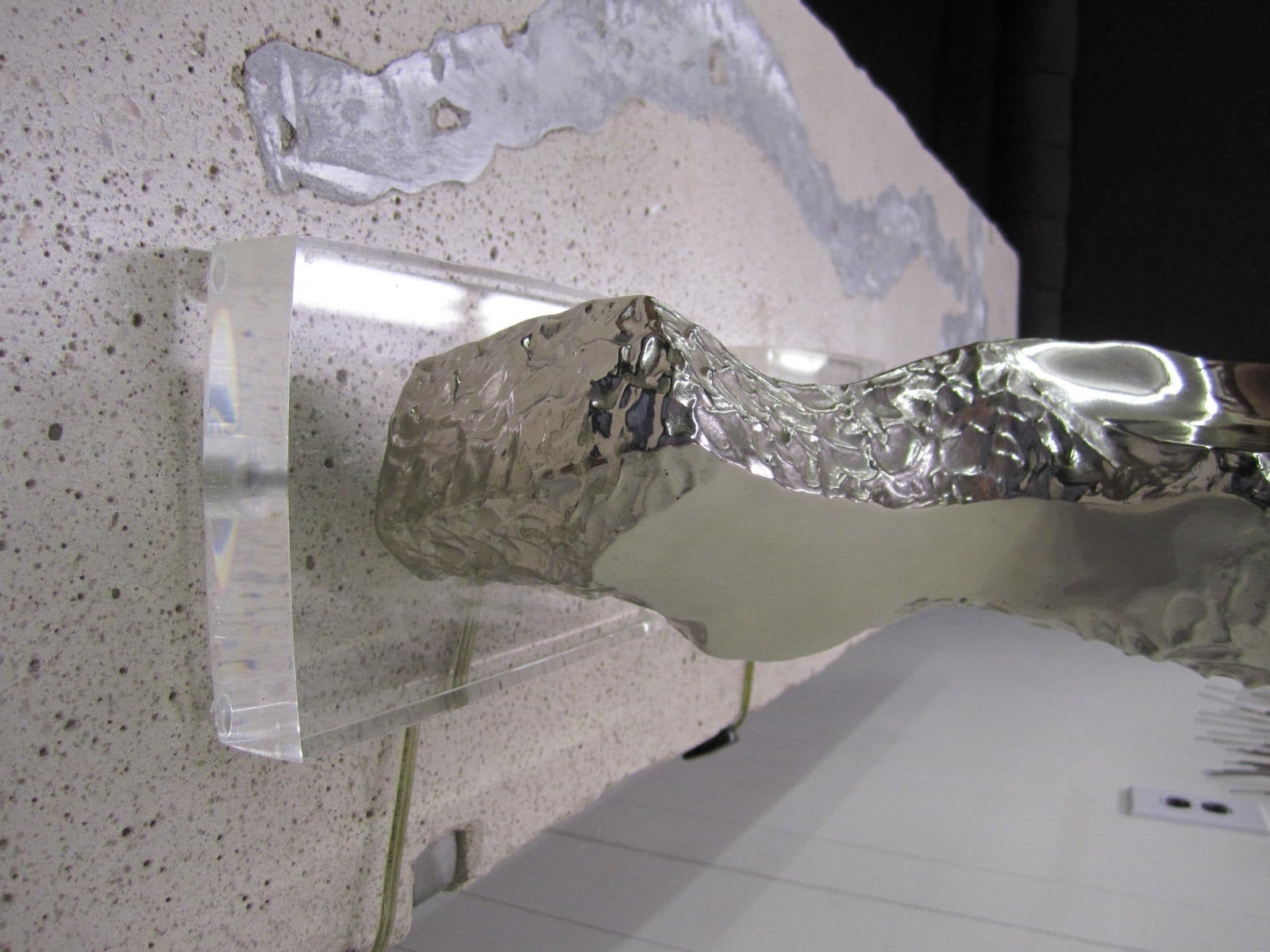 Metà XX secolo Coppia di lampade brutaliste moderne di metà secolo in cromo e lucite con torso in ottone in vendita