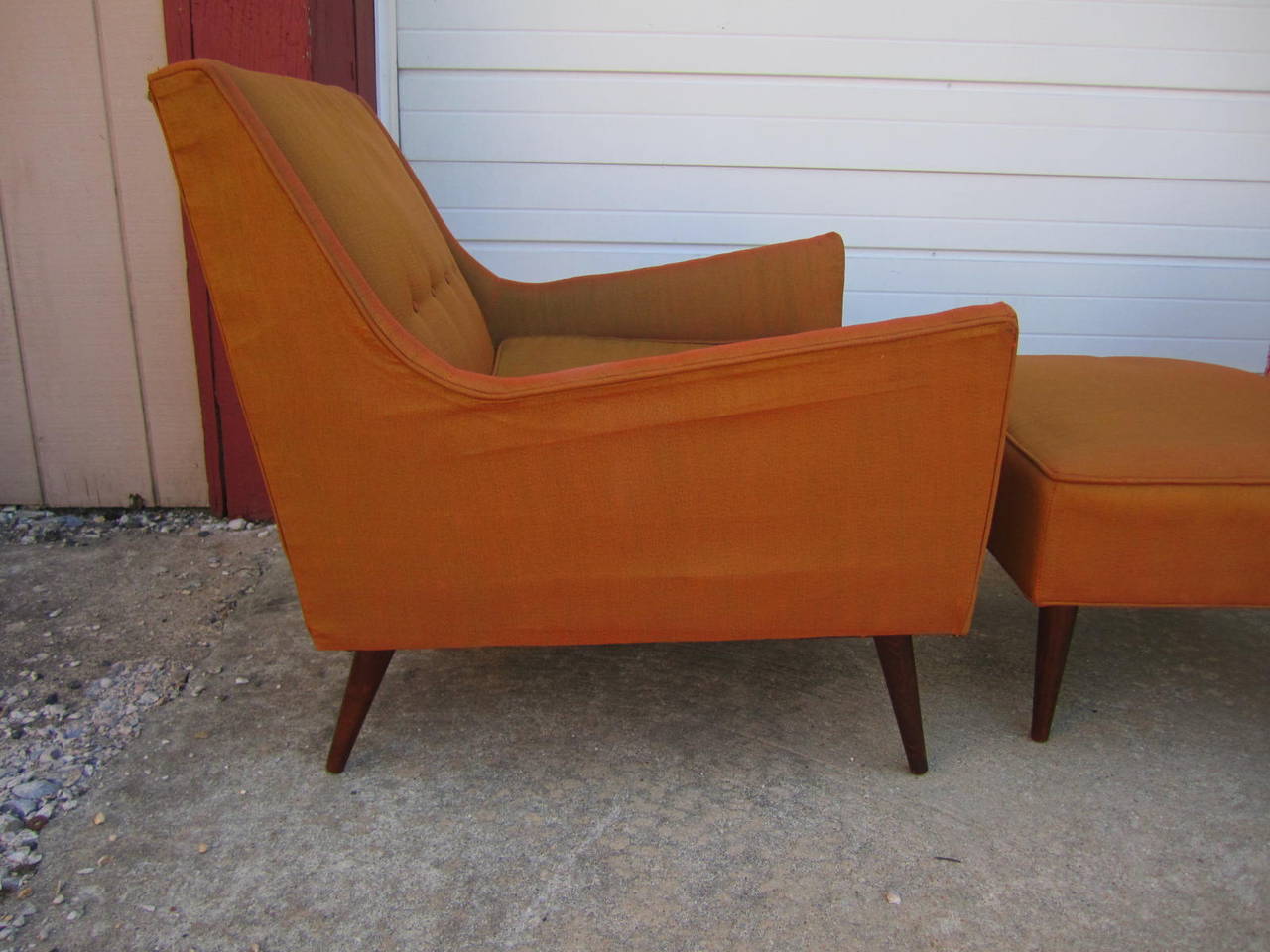Mid-Century Modern Lovely Pair of Milo Baughman Style Lounge Chairs and Ottoman For Sale