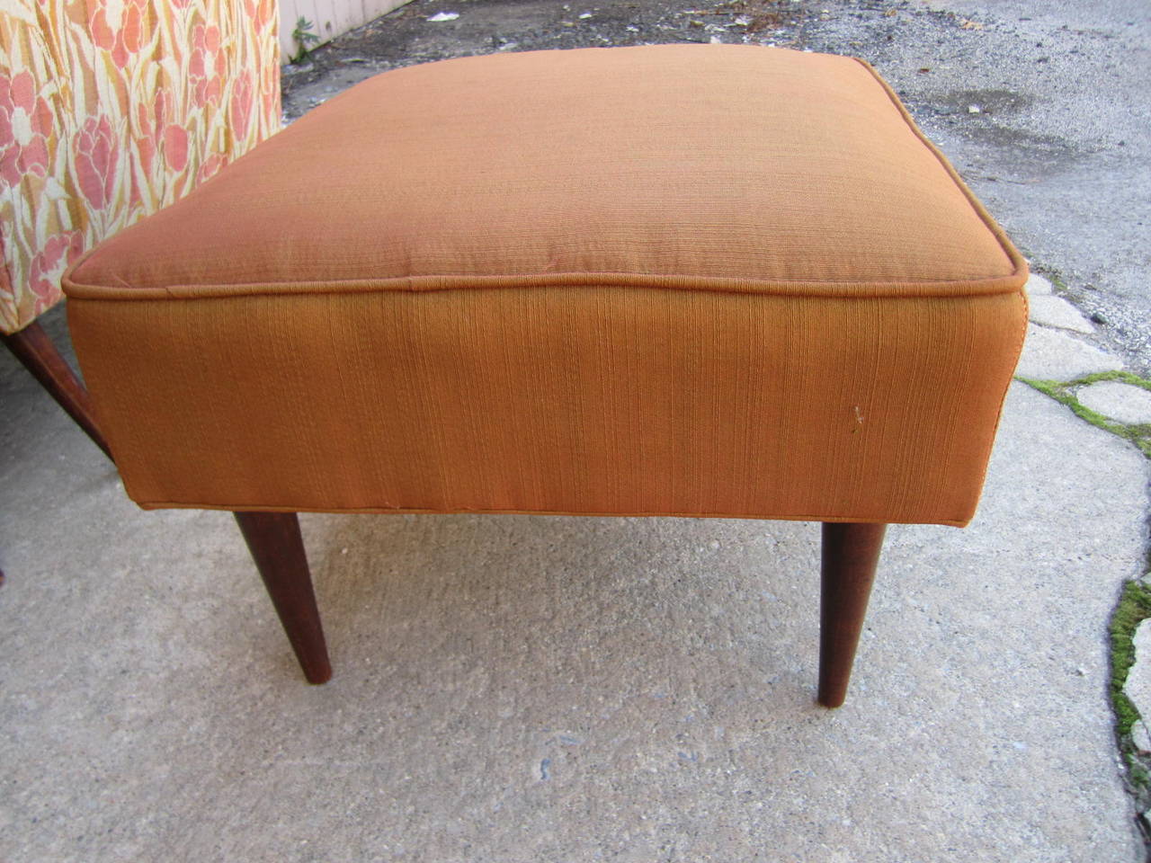 Jolie paire de fauteuils de salon et pouf de style Milo Baughman en vente 2