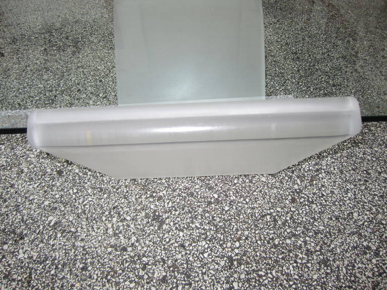 Verre Table basse vague en lucite dépolie d'une simplicité fantastique, mi-siècle moderne en vente