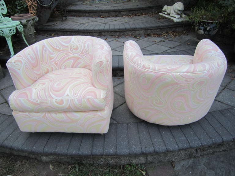 Merveilleuse paire de fauteuils de salon Pucci à dossier arrondi et à roulettes de style Milo Baughman en vente 3