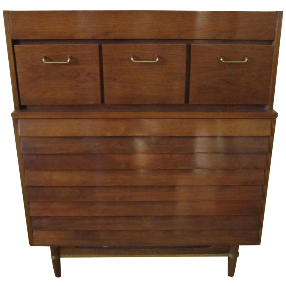 Amerikanische Martinsville High Boy Kommode aus Nussbaumholz, Mid-Century Modern