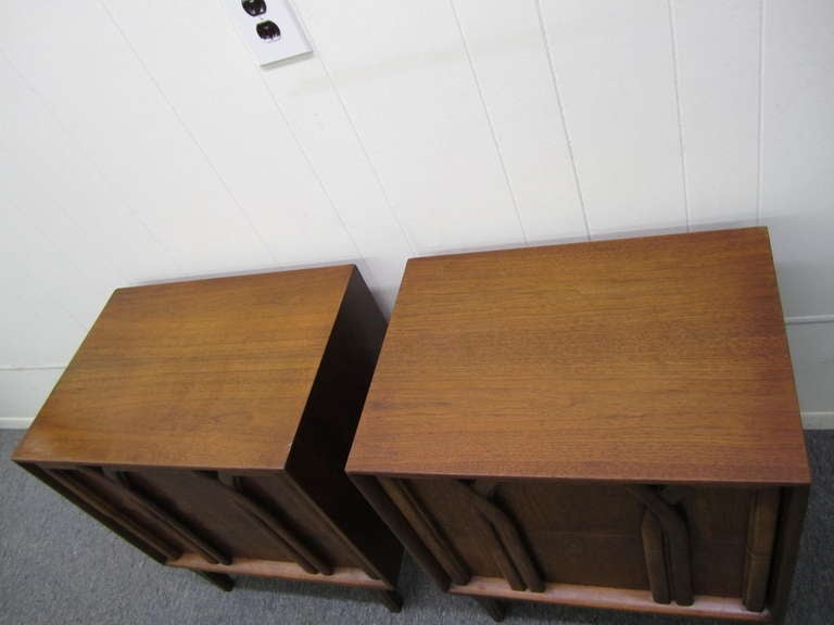 American Lovely Pair Lattice Front Walnut Night Stands Mid-century Modern For Sale