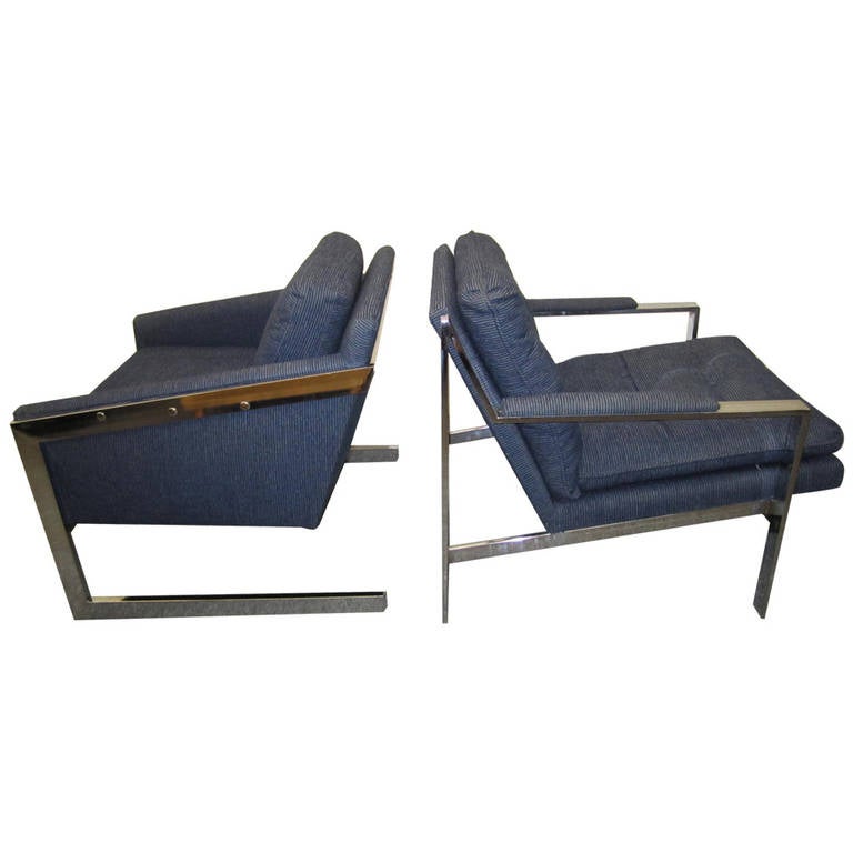 Paire de fauteuils de salon assortis et chromés assortis de style Milo Baughman