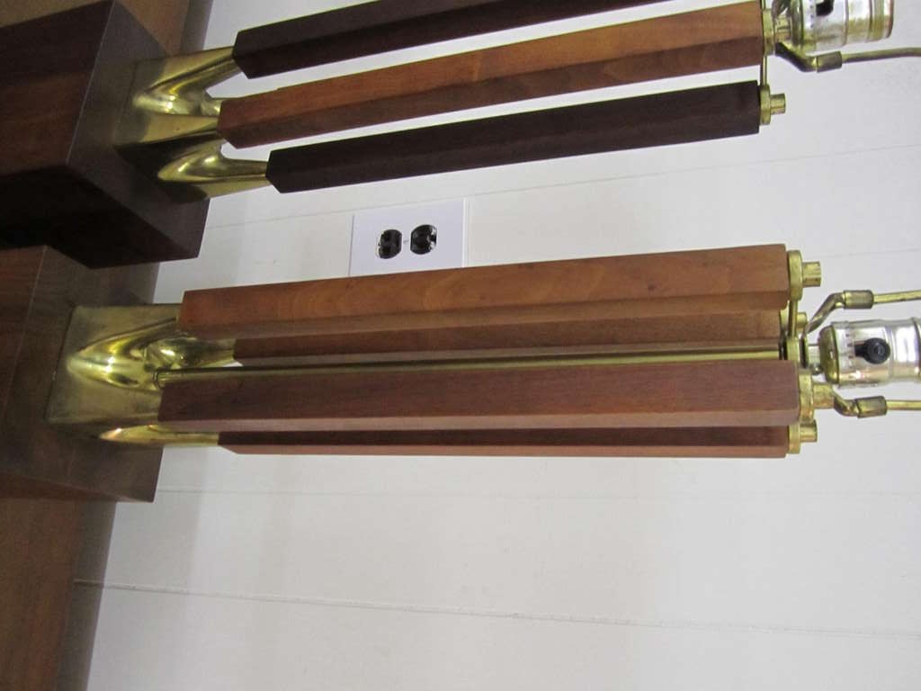 Ces jolies lampes mesurent 35,5 pouces de long, harpe et fleuron compris. Elles mesurent 27 pouces de long jusqu'au sommet de la douille et 6 pouces de large.