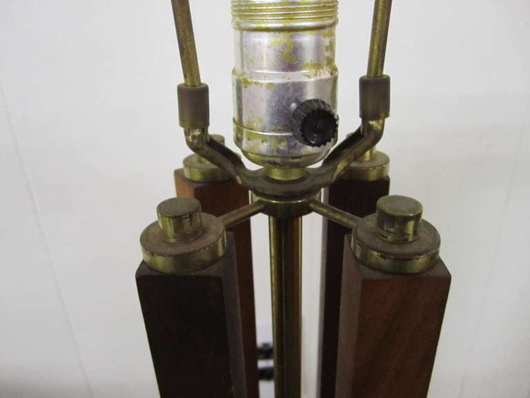 Plaqué Belle paire de lampes lauriers à colonnes en noyer massif, mi-siècle moderne en vente