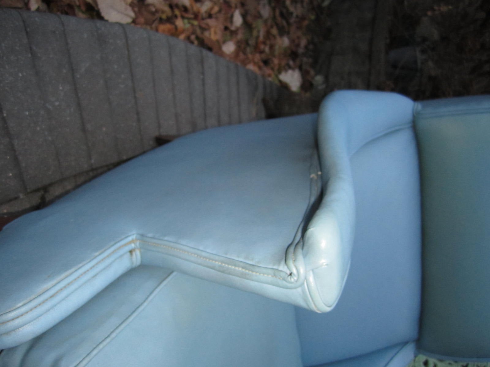 Excitante sillón moderno de mediados de siglo con otomana en venta 3