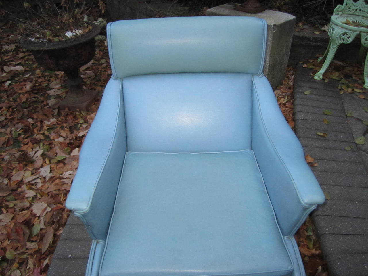 Excitante sillón moderno de mediados de siglo con otomana en venta 1