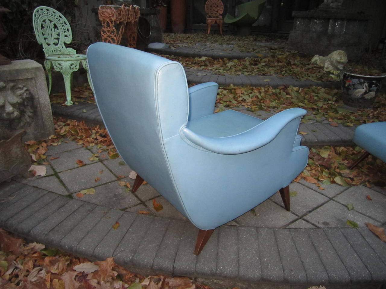 Excitante sillón moderno de mediados de siglo con otomana Nogal en venta