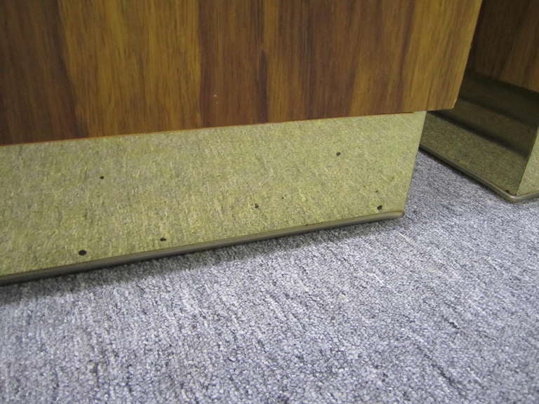 Palissandro Incredibile coppia di cassapanche in ottone e palissandro di Milo Baughman, metà del secolo scorso. in vendita