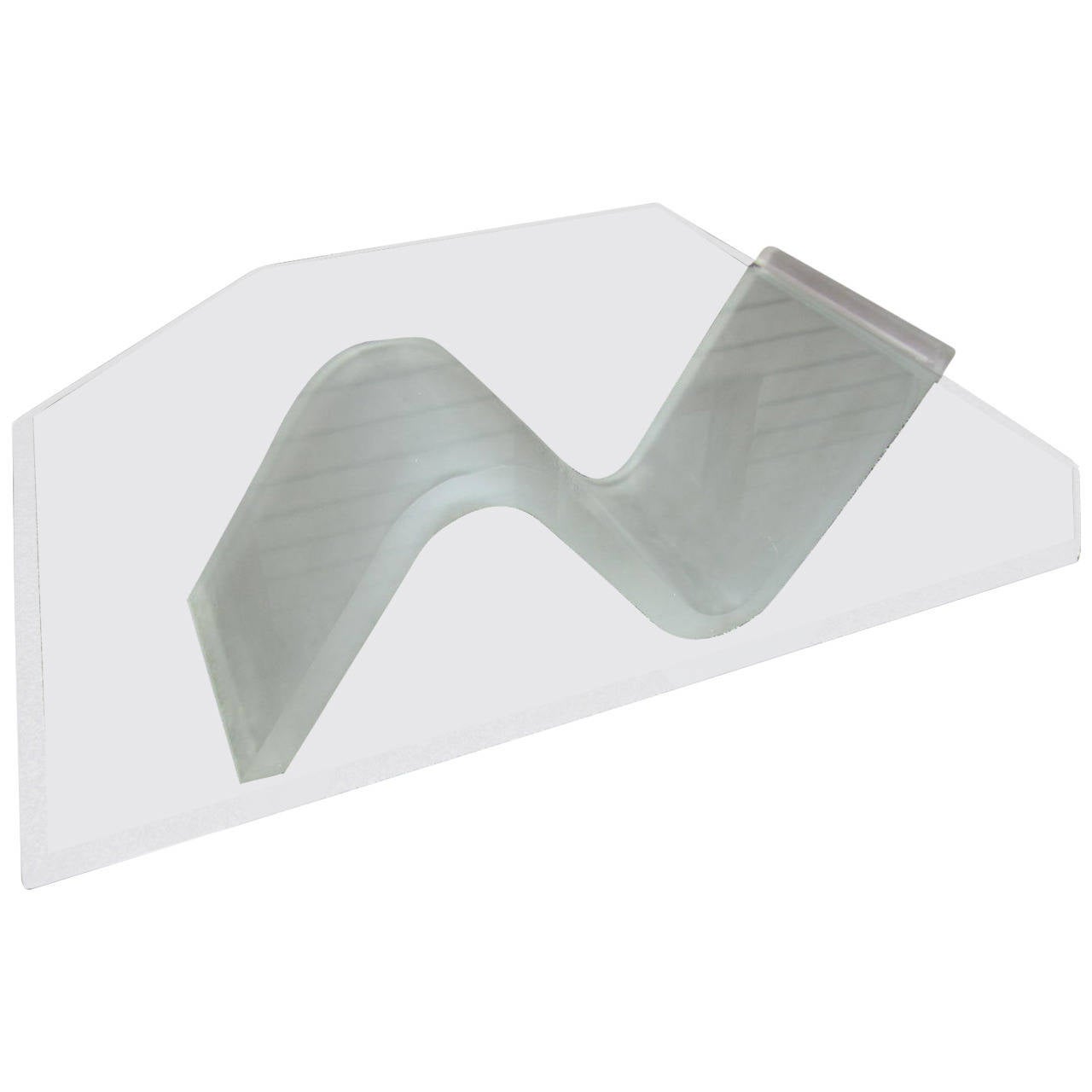 Table basse vague en lucite dépolie d'une simplicité fantastique, mi-siècle moderne