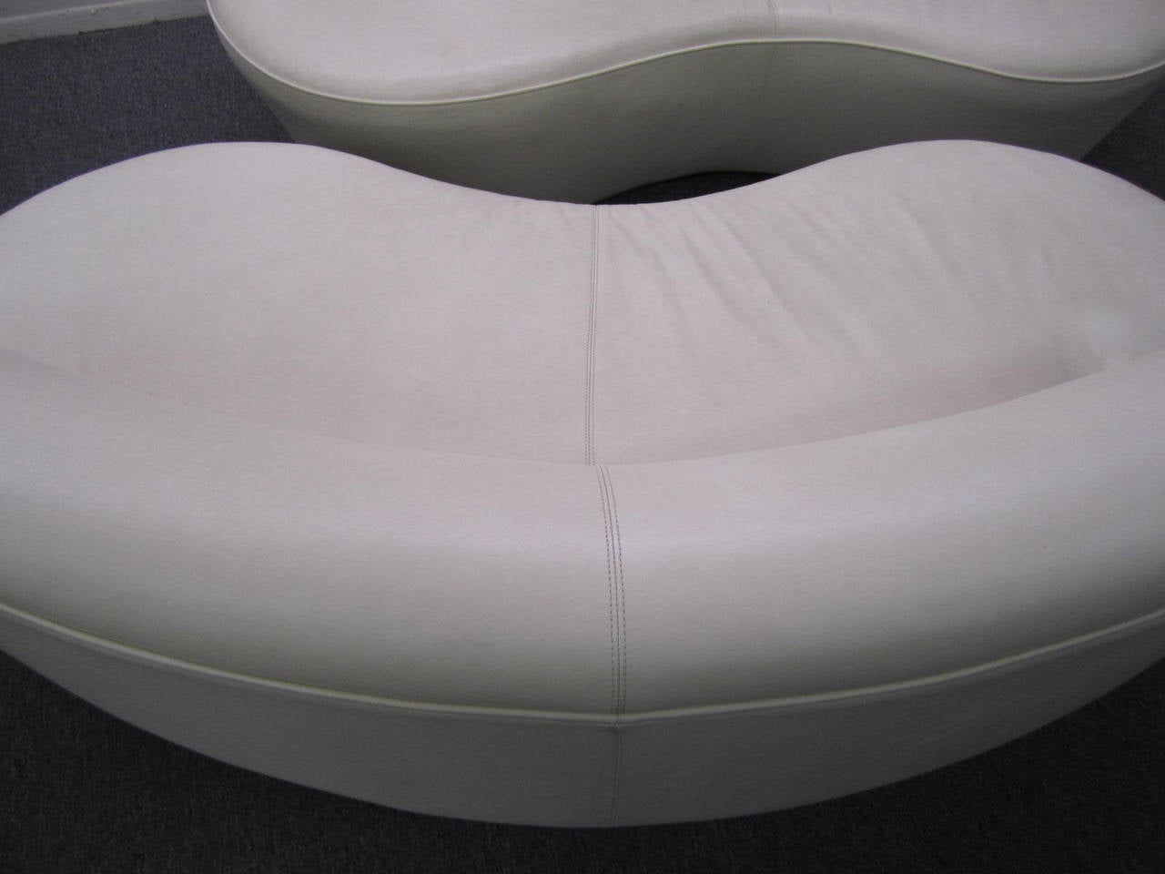 Pair Kidney Shaped Kagan Inspired Putty Leather Sofa Loveseat Mid-century Modern In Good Condition In Pemberton, NJ