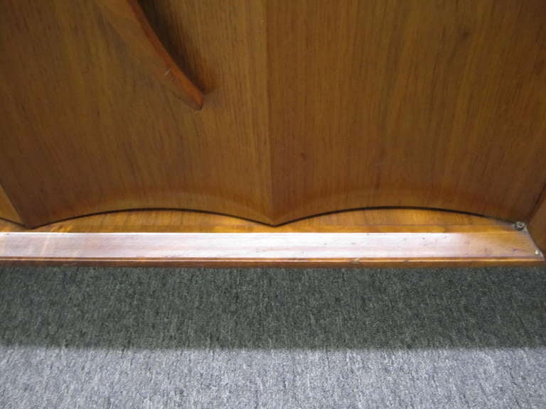 Lovely Sculptural Walnut Credenza American Mid Century Modern In Good Condition For Sale In Pemberton, NJ