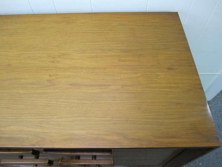 Lovely Sculptural Walnut Credenza American Mid Century Modern For Sale 3