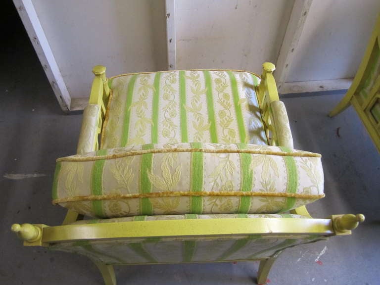 Tissu Jolie paire de fauteuils de salon surdimensionnés de style Regency moderne Hollywood Glam en vente