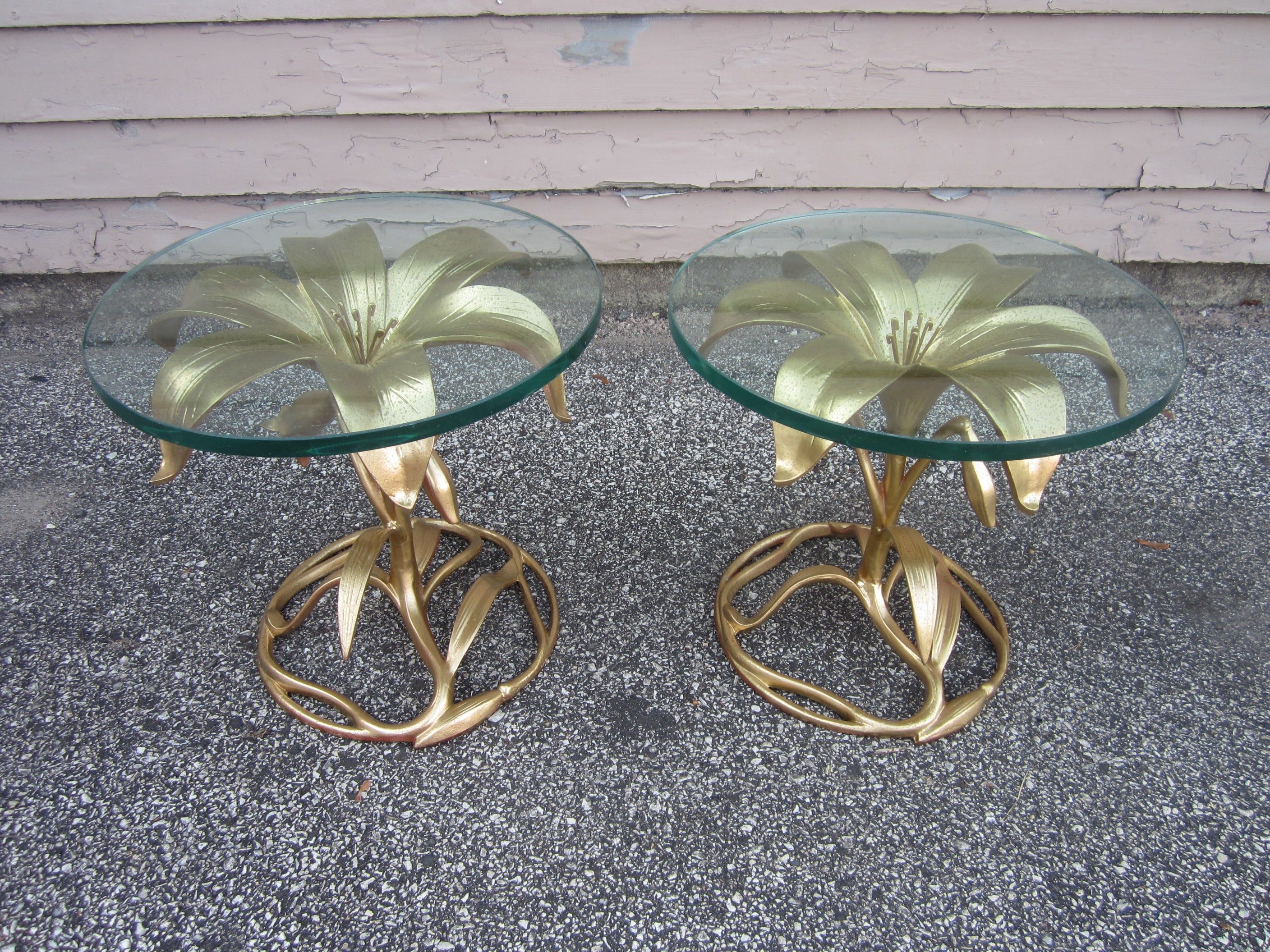 Incroyable paire de tables nénuphar de style Arthur Court en or doré Regency Modern en vente