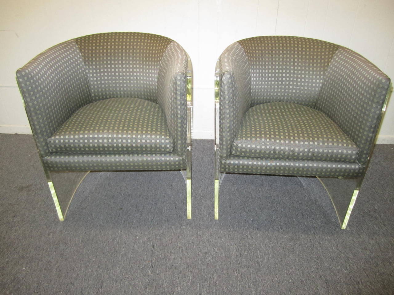 Hollywood Regency Excellent Pair of Milo Baughman Lucite Barrel Back Chairs, Mid-Century Modern