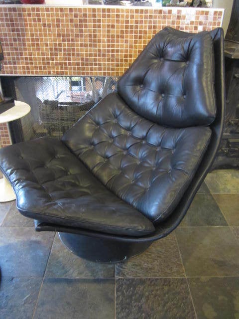 Gorgeous mid-century modern artifort black leather F585 lounge chair and ottoman.  Amazing form worthy of a James Bond villain.  Dr. Evil would have given Mr bigglesworth for this amazing vintage piece.  The black leather is in great  condition with