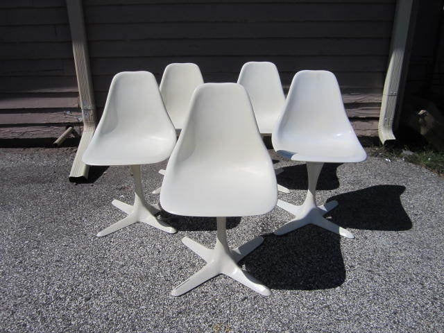 Steel Gorgeous Set of 5 Saarineen Style Burke Chairs With Tulip Table