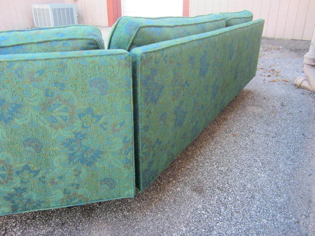 Splendido divano componibile in 2 pezzi firmato Harvey Probber. Questo pezzo è in condizioni vintage, con il suo tessuto originale a tappezzeria floreale che presenta segni di usura.  Questo divano avrà sicuramente bisogno di essere tappezzato.  Le
