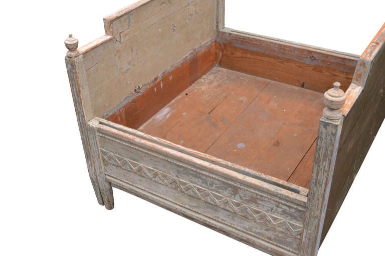 Gustavianisches Bett und große Ottomane (19. Jahrhundert)