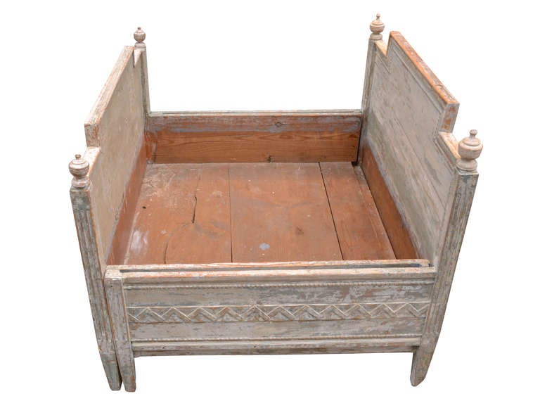 Gustavianisches Bett und große Ottomane 2