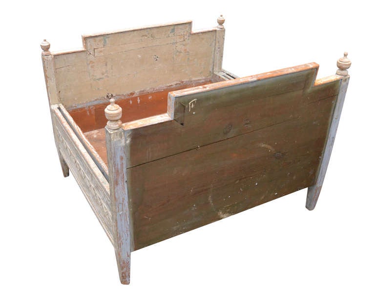 Gustavianisches Bett und große Ottomane 3