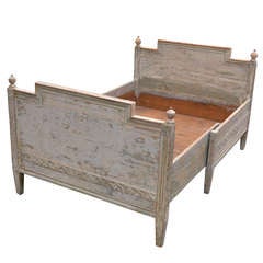 Lit Gustavian et large pouf