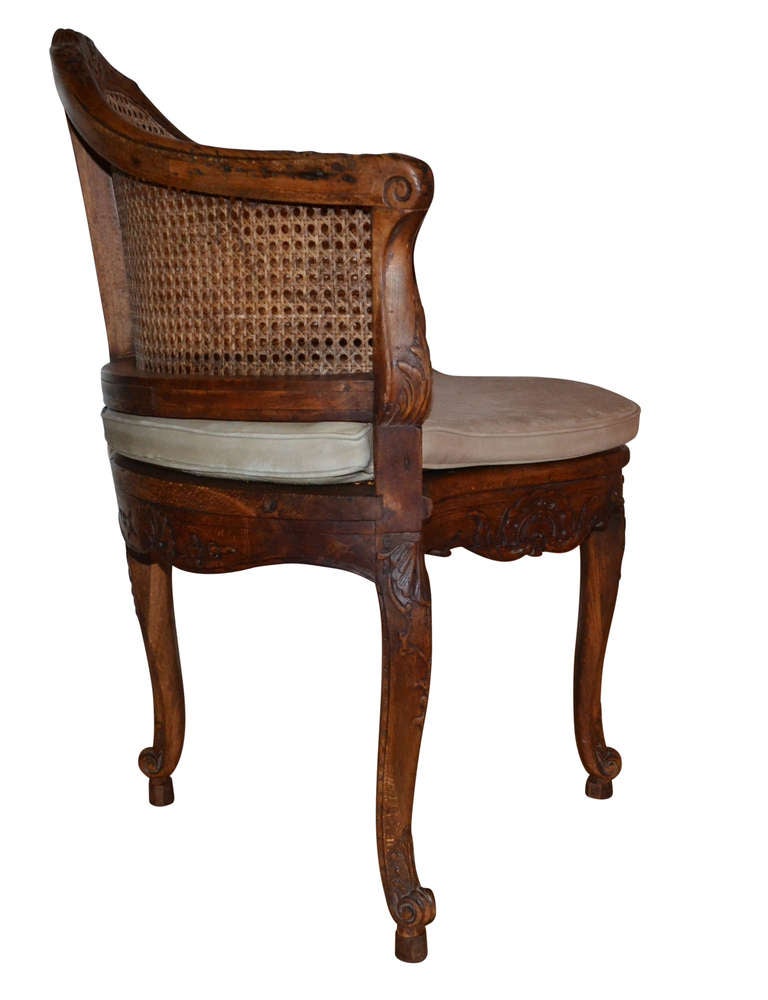 French 18th Century Walnut Corner Cane Chair In Good Condition For Sale In Haddonfield, NJ