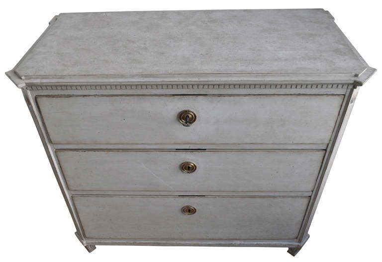 The late Gustavian (1785-1810) style is more simple. Legs and feet get a square look, and often without any decoration. The surfaces are smooth, sometimes with simple classical modern elements.

NB:
Complimentary delivery within 3 hours drive of