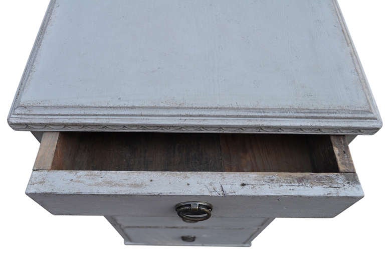 Pair Of Small 19th C. Gustavian-style Bedside Chest Of Drawers In Excellent Condition In Haddonfield, NJ