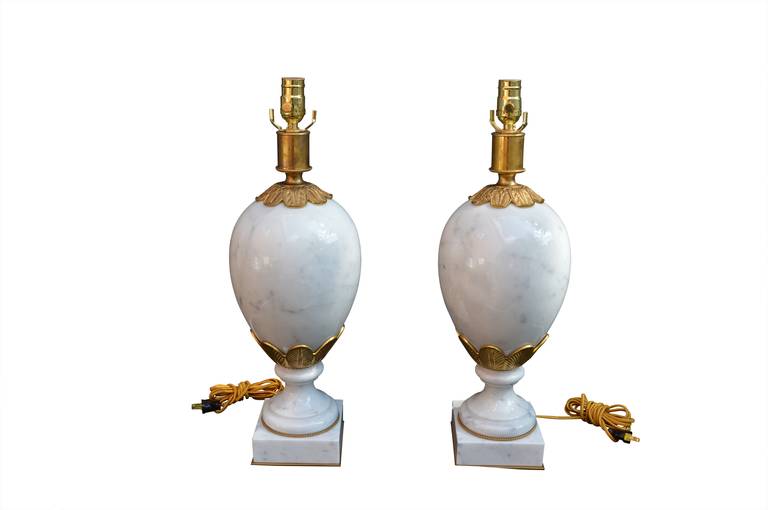 Mid-Century Modern Paire de lampes de table italiennes en marbre blanc en vente