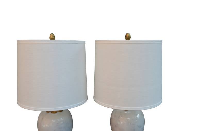 Marbre Paire de lampes de table italiennes en marbre blanc en vente