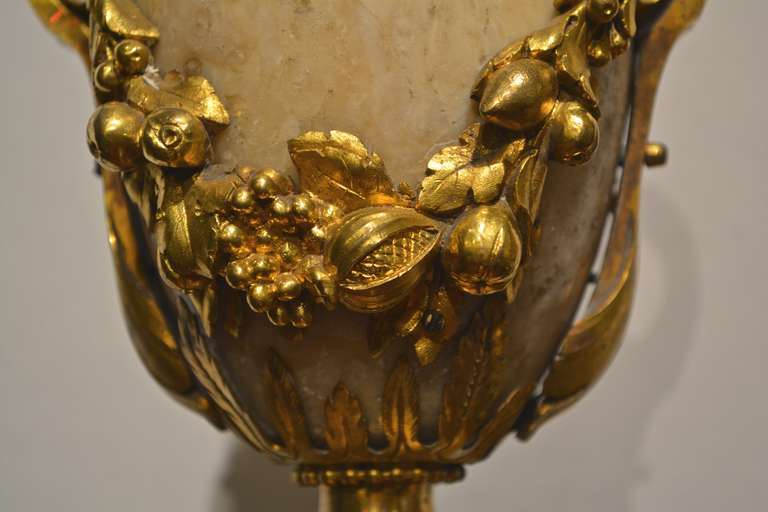 XVIIIe siècle et antérieur Paire de vases en bronze doré et marbre du XVIIIe siècle