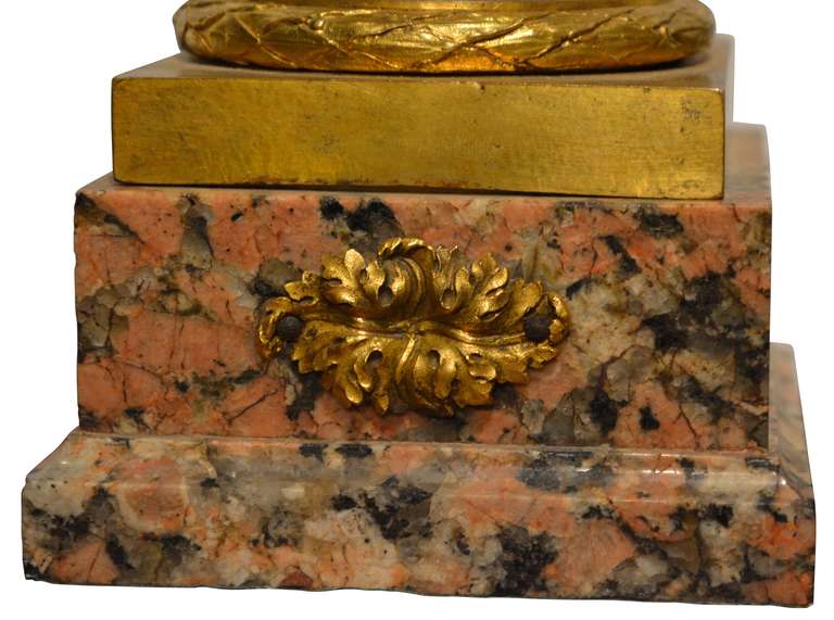 Marbre Paire de vases en bronze doré et marbre du XVIIIe siècle