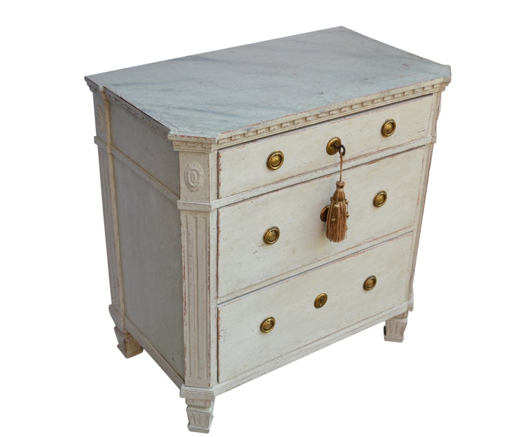 Small grey painted 3 drawers chest with dentil molding, cut corners and 4 carved medallions and fluting below the molding. Key included.