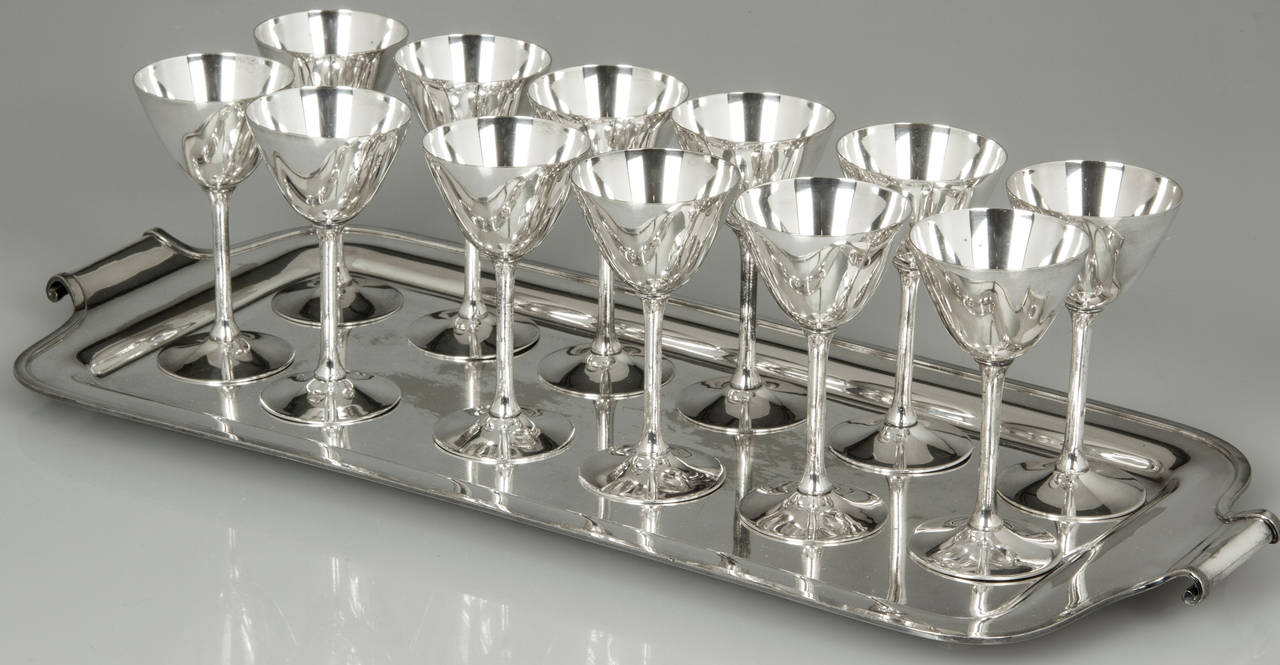 Mid-20th Century Art Deco Martini Shaker with 12 Glasses and Tray by Meriden for International