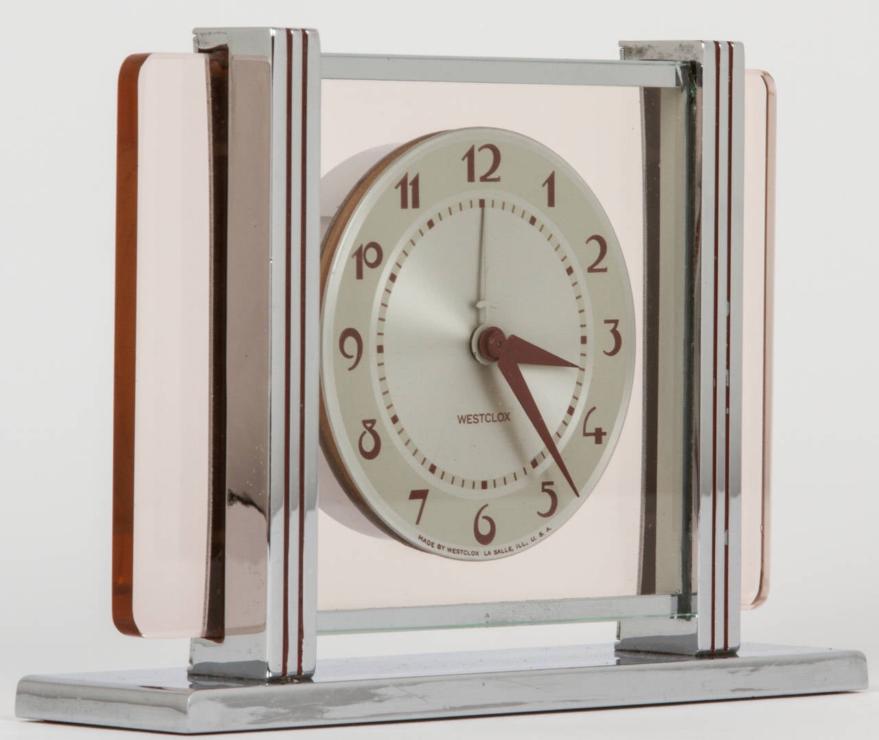 This is a Westclox Leland Art Deco alarm clock with pink amber glass, 1939.
The condition is beautiful.