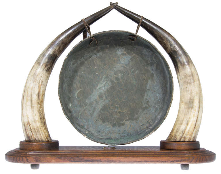 English Large 19th Century Gong with Horns In Excellent Condition In Chicago, IL